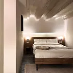 Urbandream Gothic Aartments &